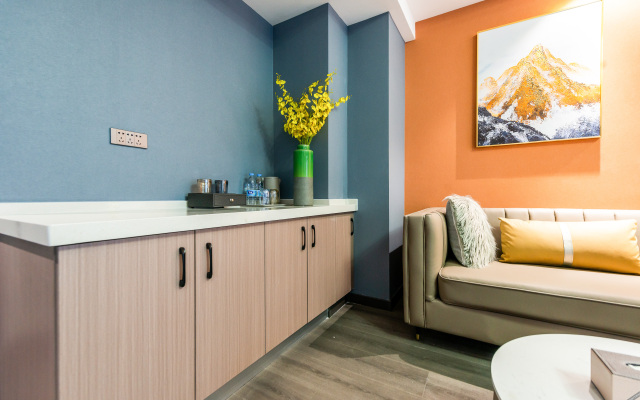 Man deer CC Hotel (Xi'an Gangwu Avenue Metro Station)