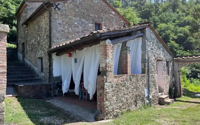 Casale Rustico con Piscina Privata e Ampio Parco