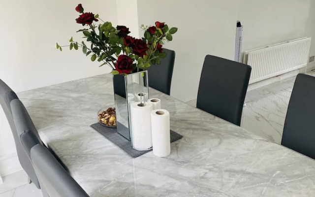Inviting 4-bed House in Leeds
