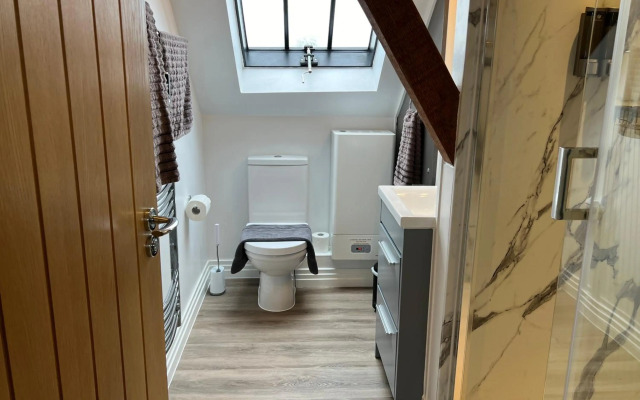 Delightful 1 bedroom Split-Level Apt in Glastonbury Town Centre