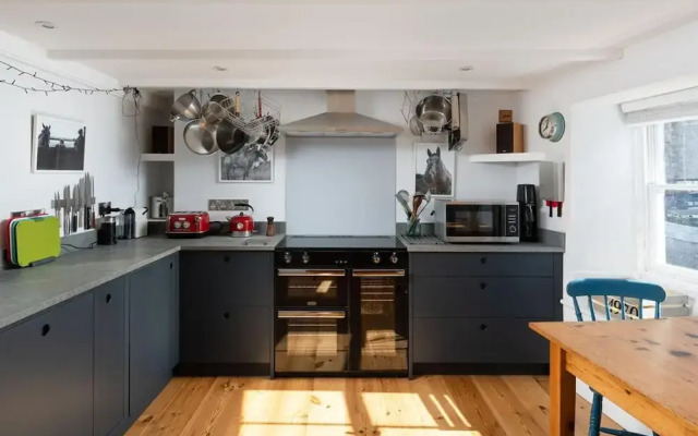 Seaview-2br-sleeps5-cottage-fastwifi-woodburner