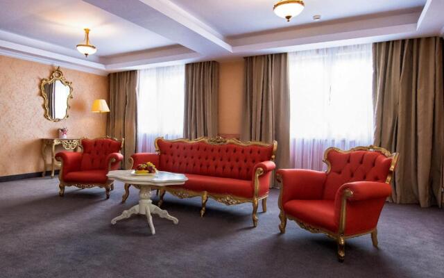 Hotel Roman by Dumbrava