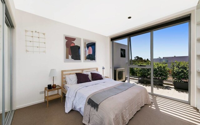 City Central Designer Apartment with Parking