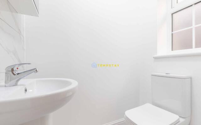 2 BED Modern apartment. Close to station & PARKING