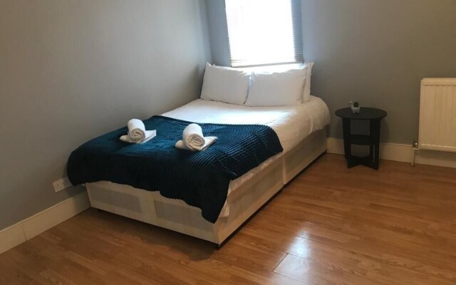 4 Bedroom, 8 bed Apartment,free Parking