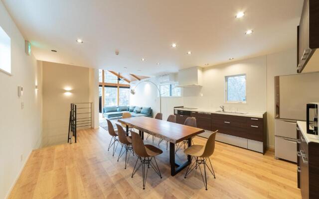 Black Crane Chalet by Hakuba White Fox Company