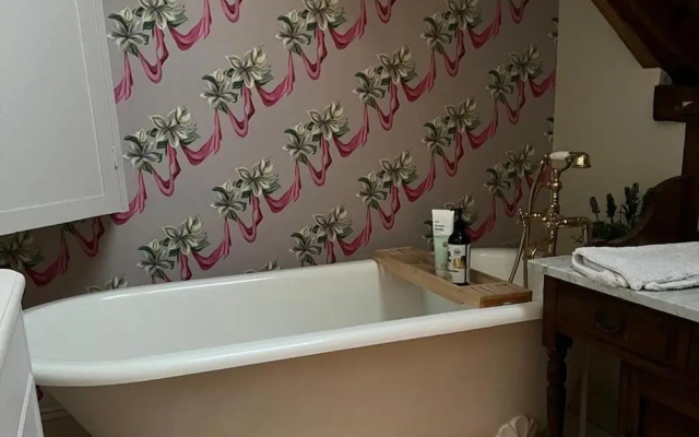 15th Century 6-bed Farmhouse, Sleeps 11, Pets Ok