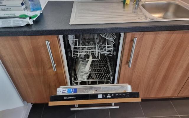 Impeccable 2-bed Apartment in Salford