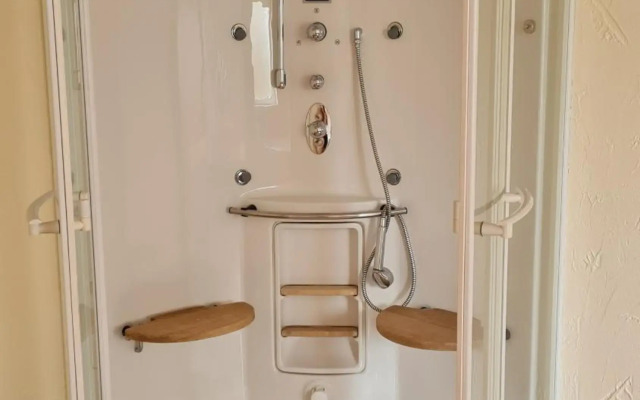 Eifelhof mit Obstbaumwiese