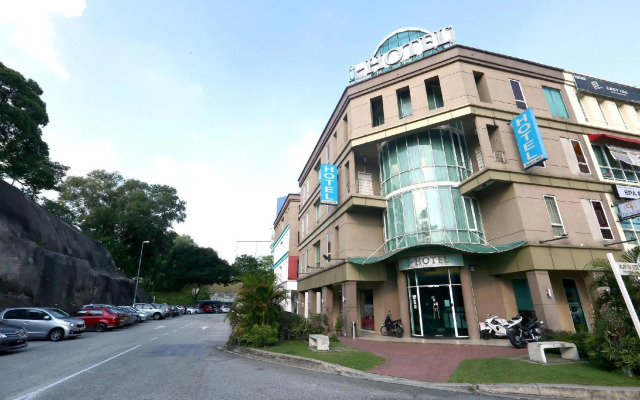 OYO Rooms Kota Damansara GIANT