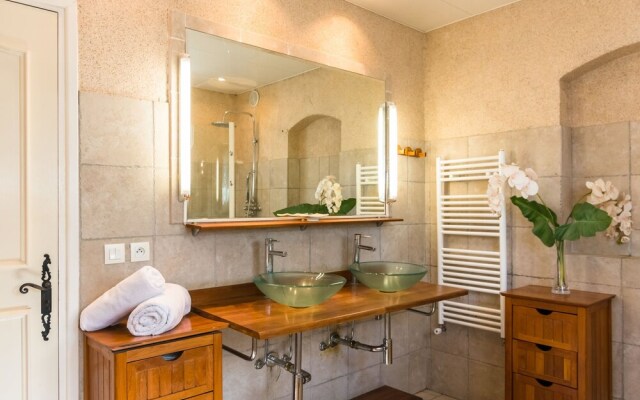 Spacious Villa in La Gaude With Swimming Pool