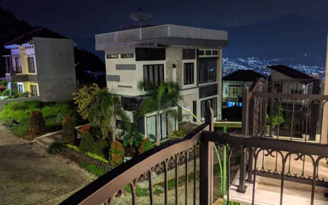 Full House at Villa Heinbill Pinus View