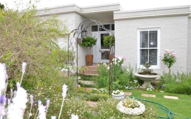 Three Oaks Bed  Breakfast