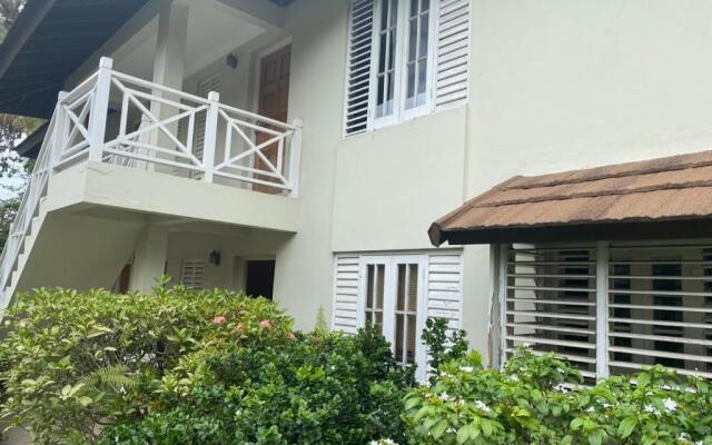 Finest Accommodation Renfrew Place 1 Bedroom Apt # 42 New Kgn 4--12 Renfrew Rd