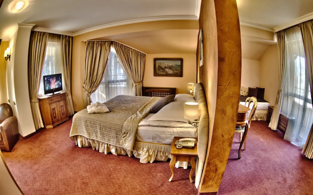Meg Lozenetz Hotel