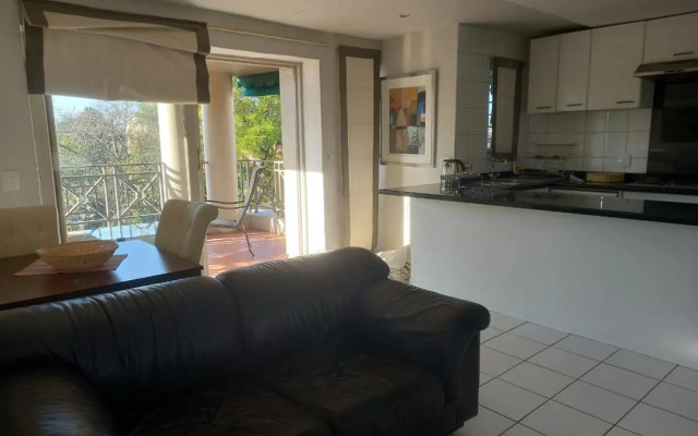 Mount Royal - 32 Large 1 bed with balcony upstairs