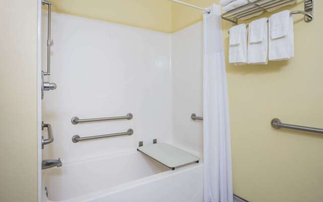 Days Inn & Suites by Wyndham Augusta Near Fort Eisenhower
