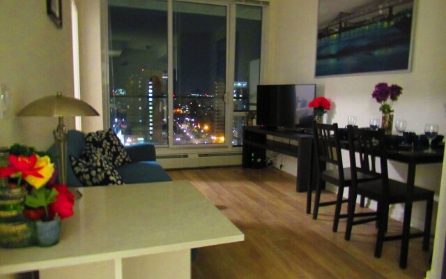 Trendy Dt Condo - 17th Ave+parking, Pets