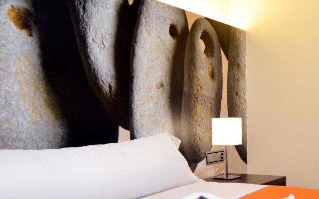 Hostal Bajo La Muralla