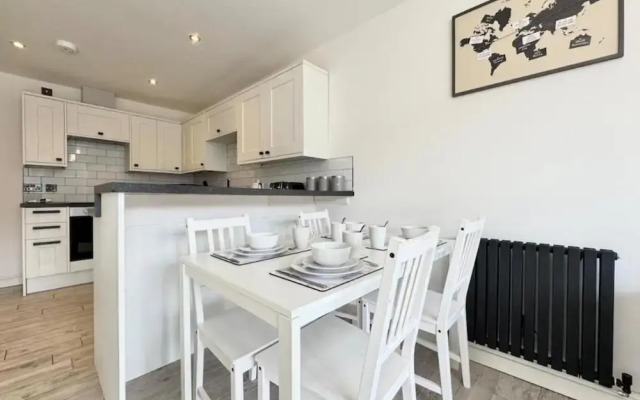 4 Guests - 2 Bedrooms - Parking - 9min City Centre