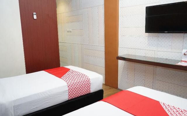 OYO 633 Ren'z Hotel