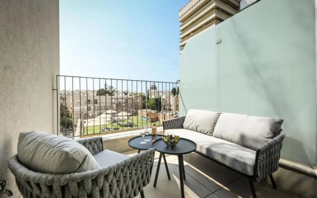 Modern and Vibrant 2BR apartment with Private Balcony