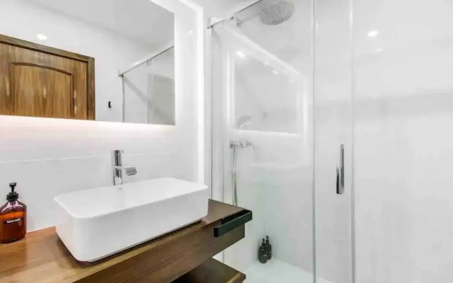 Bright Flat by Carcavelos Beach With Fast Wi-fi