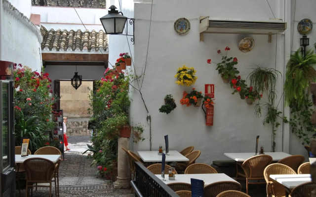 Los Patios Hotel