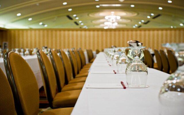 Crowne Plaza Louisville Airport Expo Ctr by IHG