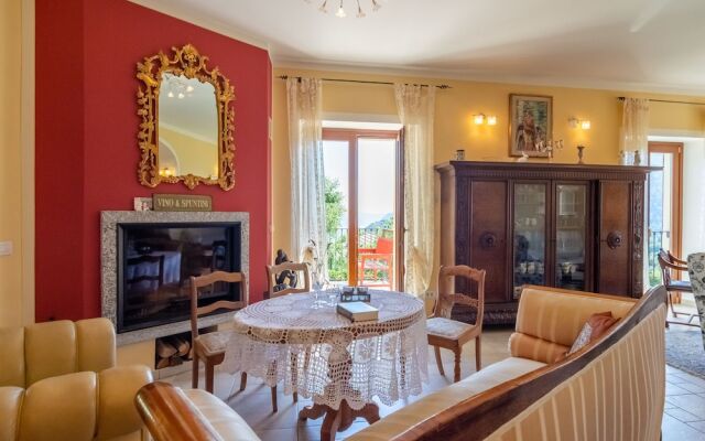 Villa With Private Pool and View of the Lake