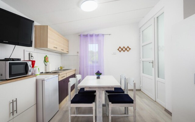 Awesome Home in Tar With Wifi and 3 Bedrooms