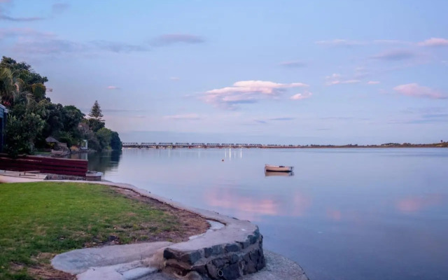 Entire Waterfront House - Boat Shed - 3 Kitchens