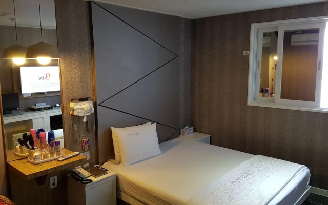 Twelve Motel