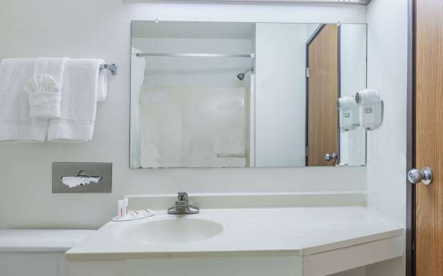 Super 8 by Wyndham Irving DFW Airport/South