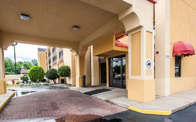 Econo Lodge Inn & Suites