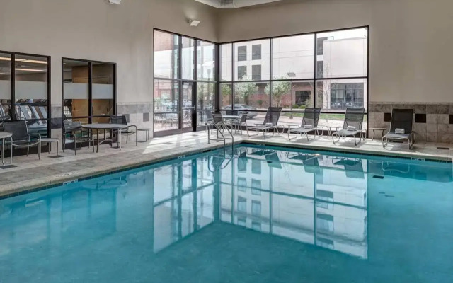 Hampton Inn & Suites Omaha-Downtown