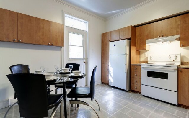 Large three bedroom next to the Bell Center by Hometrotting