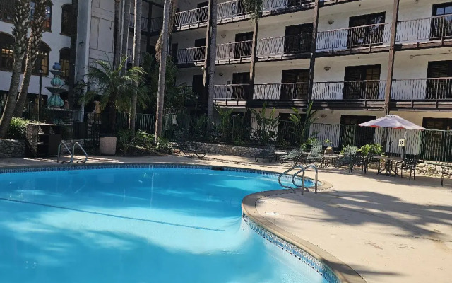 Buena Park Grand Hotel & Suites