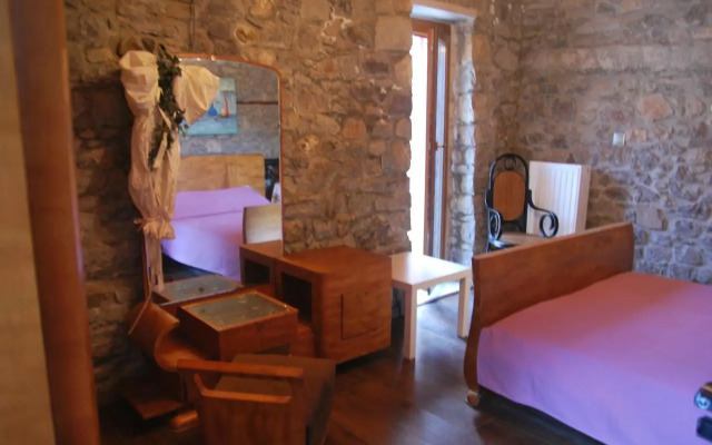 Chora Samothrakis, House with courtyard
