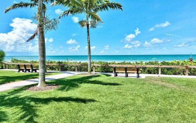 Le Monaco - Romantic 1 BR Condo Steps from 5th Ave S. Chic Coastal Retreat with King Bed and Beach Access. Perfect Location for Couples Near Dining, Shopping, and Naples Beach