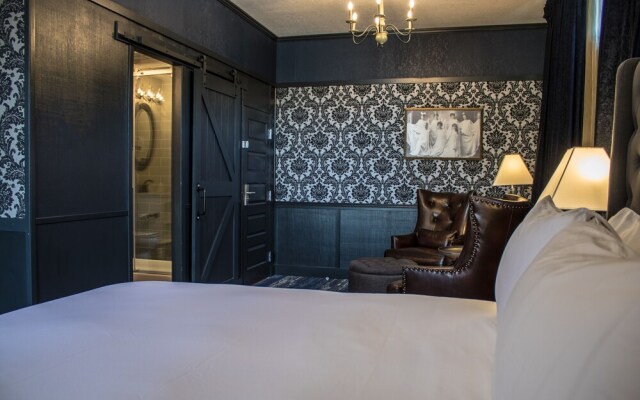 Midnight Sun, a Coast Hotel