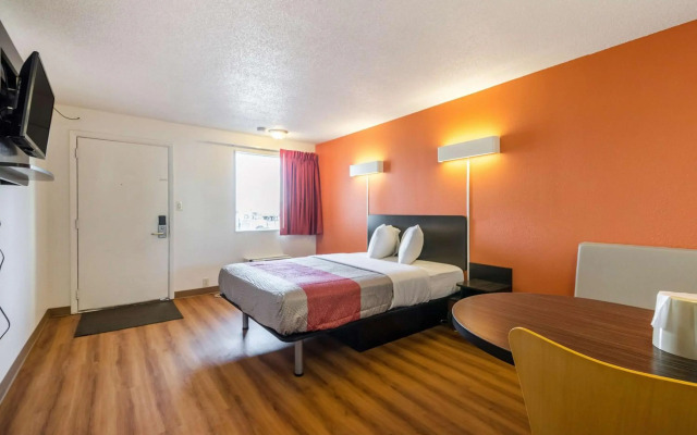 Motel 6 Indianapolis, IN – South