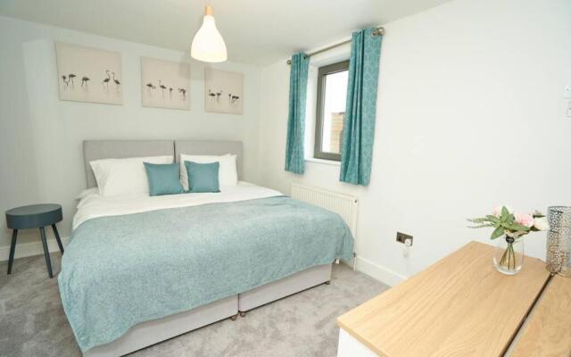 Home From Home - 4 Double Bed House with Parking