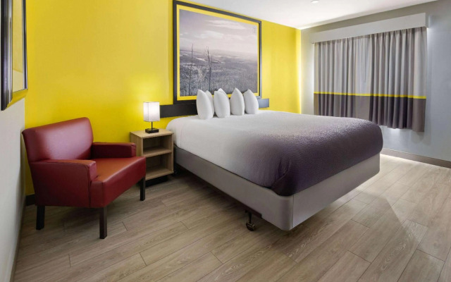 Super 8 by Wyndham Hazleton