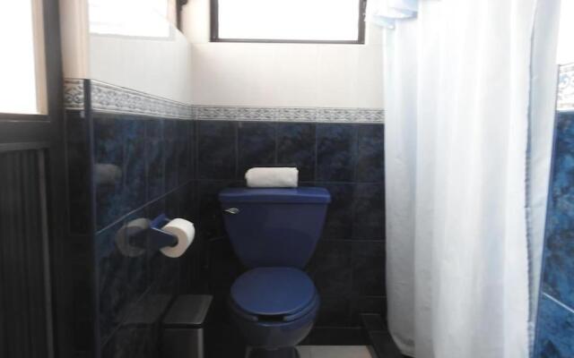 Habitación independiente a pie del lago con AC