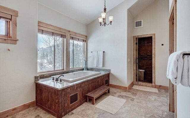 Gold Run Getaway 5 Bedroom Home by RedAwning