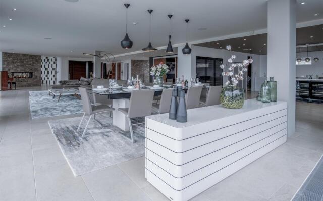 Bryn House - Luxurious 5 Bedroom Holiday Home - Penmaen