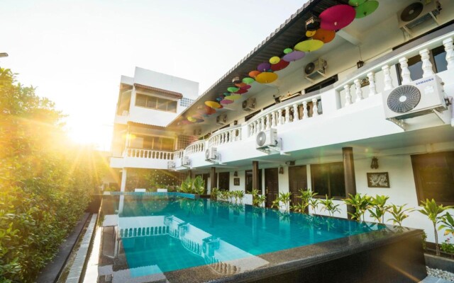 Pai Residence Chiangmai Gate