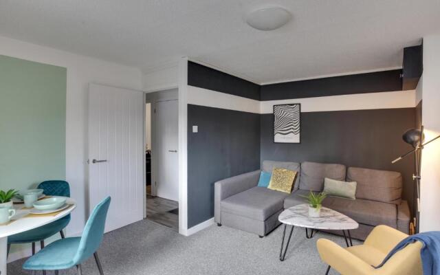 George Suite - Two Bed Apartment with Parking