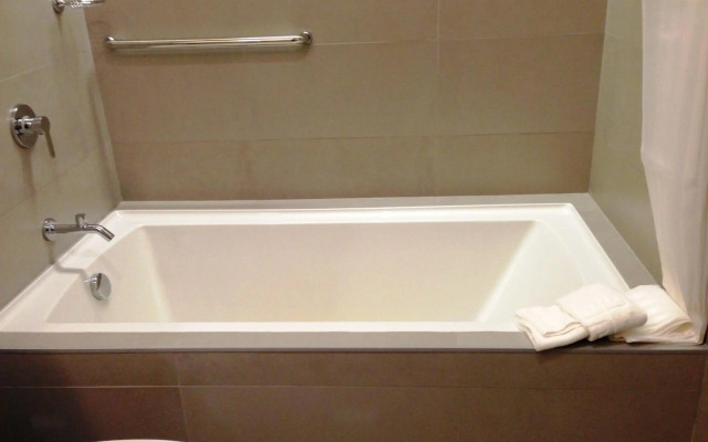 Microtel by Wyndham Acropolis